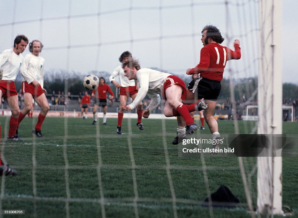 Football, Bundesliga, 1972/1973, Niederrheinstadion, Rot Weiss Oberhausen versus Hanover 96 1:0, Friedel Szeimies (RWO) clears by a header before Roland Stegmayer (96) No.11