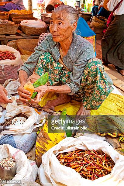 Myanmar, Burma, Birma, Bauernmarkt in Pwe Hla, Obst, Gemuese, Fleisch, Fisch, markt, Markststand, Verkaefer, Verkaueferin, Rinder,...