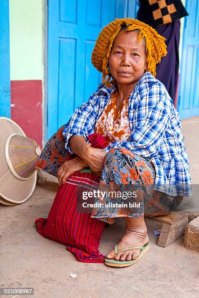 Myanmar, Burma, Birma, Bauernmarkt in Pwe Hla, Obst, Gemuese, Fleisch, Fisch, markt, Markststand, Verkaefer, Verkaueferin, Rinder,...