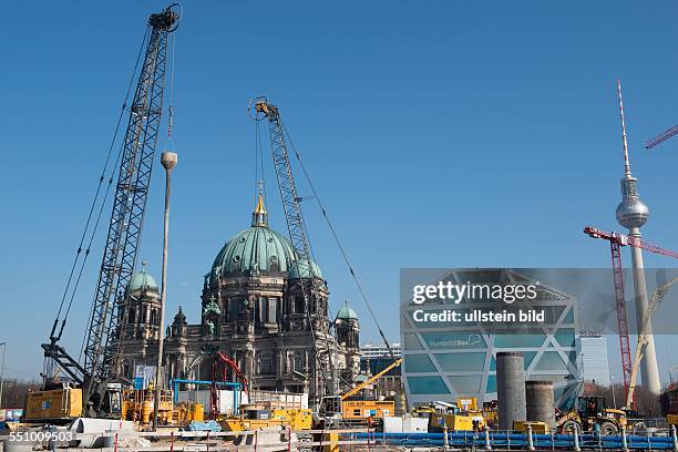 Rege Baustellentätigkeit auf dem Gelände der Grossbaustelle Humboldtforum am Schlossplatz in Berlin. Bauarbeiter, Bagger, Krane und Hebezeuge,...