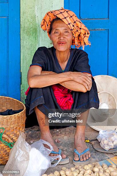 Myanmar, Burma, Birma, Bauernmarkt in Pwe Hla, Obst, Gemuese, Fleisch, Fisch, markt, Markststand, Verkaefer, Verkaueferin, Rinder,...