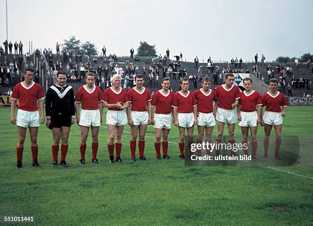 Football, friendly game, 1962/1963, Stadium at the Hafenstrasse, Rot Weiss Essen versus TSV Marl Huels 1:1, team shot of Essen with a.o. Klaus...