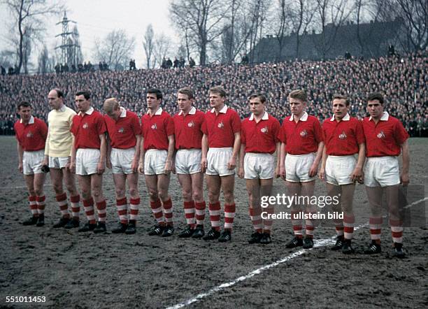 Football, Oberliga West, 1962/1963, Glueckaufkampfbahn Gelsenkirchen, FC Schalke 04 versus 1. FC Cologne 0:1, team shot Cologne, f.l.t.r. Hans...