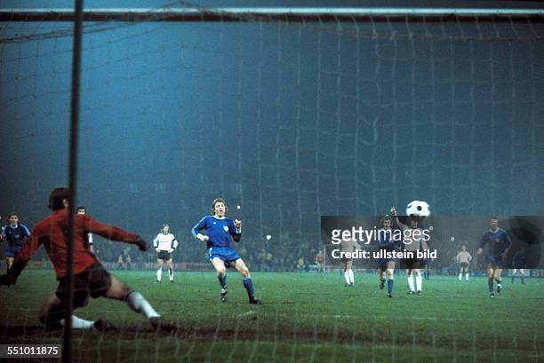 Football, Bundesliga, 1974/1975, Stadium an der Castroper Strasse, VfL Bochum versus Eintracht Frankfurt 3:1, Michael Lameck scores a goal for 2:0 by...
