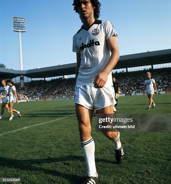 Football, Bundesliga, 1980/1981, Ruhr Stadium, VfL Bochum versus Eintracht Frankfurt 2:0, end of the game, leaving, Bruno Pezzey