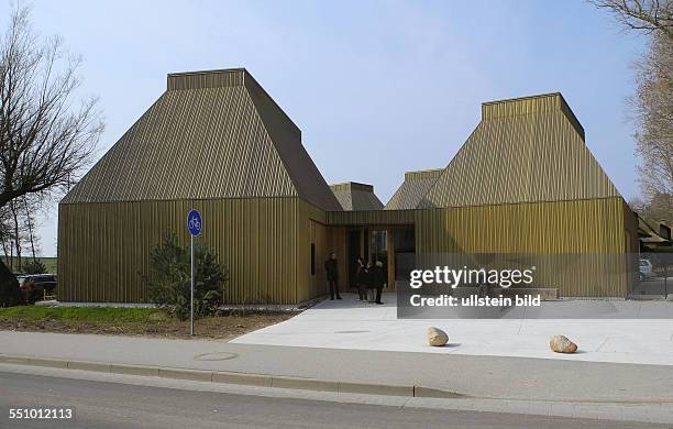 Das neue Kunstmuseum in Ahrenshoop am Weg zum Hohen Ufer 36 wurde am eroeffnet. Der Komplex aus fuenf Haeusern in blitzender Architekturbronze wurde...