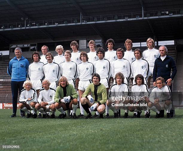 Football, Bundesliga, 1975/1976, Borussia Moenchengladbach, team presentation, team shot, behind f.l.t.r. Hans-Juergen Wittkamp, Roger Roebben,...