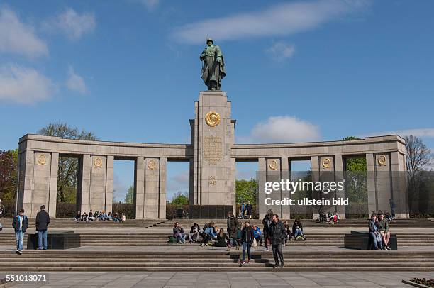 Das Sowjetische Ehrenmal an der Straße des 17. Juni in Berlin-Tiergarten. Es wurde am eingeweiht. Das Zentrum des Ehrenmals besteht aus einer  zur...