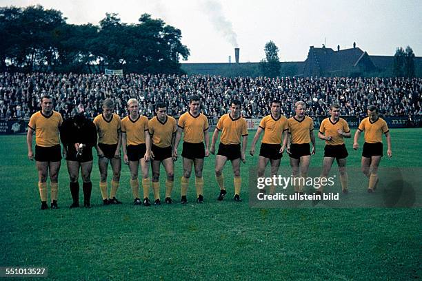 Football, Regionalliga West, 1964/1965, August Thyssen Stadium, Sportfreunde Hamborn 07 versus STV Horst-Emscher 4:0, team shot Horst-Emscher with...