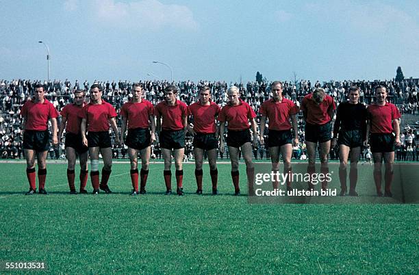 Football, Regionalliga West, 1964/1965, Stadium am Uhlenkrug, ETB Schwarz Weiss Essen versus Bayer 04 Leverkusen 1:1, team shot Bayer with keeper...