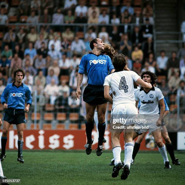 Football, Bundesliga, 1980/1981, Ruhr Stadium, VfL Bochum versus Eintracht Frankfurt 2:0, scene of the match, f.l.t.r. Walter Oswald , Christian...