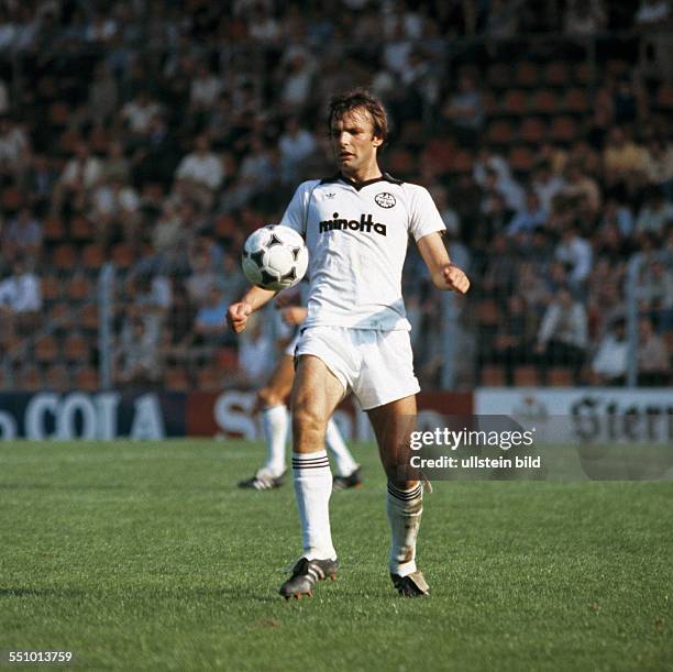 Football, Bundesliga, 1980/1981, Ruhr Stadium, VfL Bochum versus Eintracht Frankfurt 2:0, scene of the match, Karl-Heinz Koerbel in ball possession