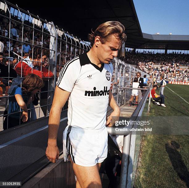 Football, Bundesliga, 1980/1981, Ruhr Stadium, VfL Bochum versus Eintracht Frankfurt 2:0, running-in to the second half, Michael Sziedat