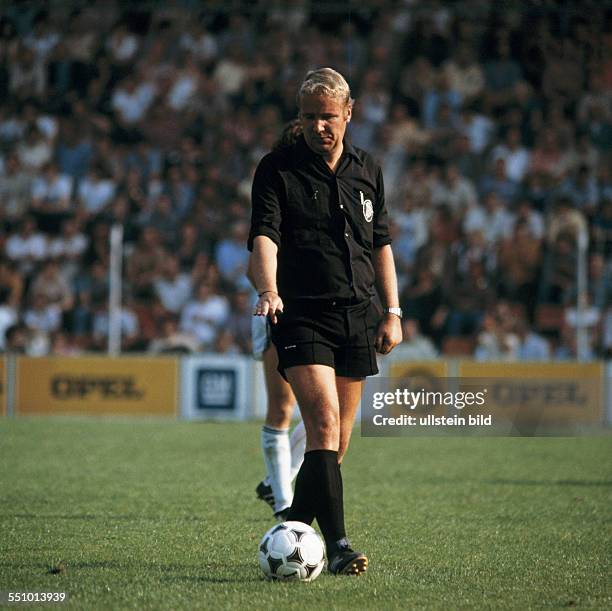 Football, Bundesliga, 1980/1981, Ruhr Stadium, VfL Bochum versus Eintracht Frankfurt 2:0, scene of the match, referee Friedrich Retzmann