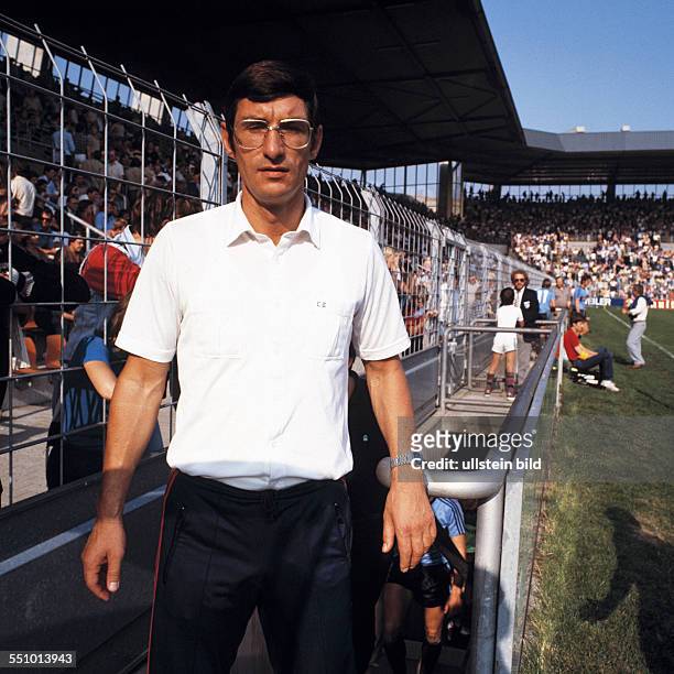 Football, Bundesliga, 1980/1981, Ruhr Stadium, VfL Bochum versus Eintracht Frankfurt 2:0, running-in to the second half, coach Lothar Buchmann