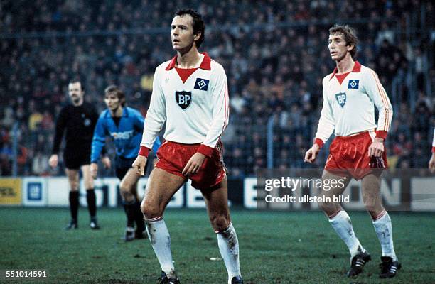 Football, Bundesliga, 1980/1981, Ruhr Stadium, VfL Bochum versus Hamburger SV 0:3, scene of the match, ahead Franz Beckenbauer , right Dietmar Jakobs