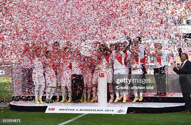 Fussball, Saison 2013-2014, 2. Bundesliga, 33. Spieltag, 1. FC Koeln - FC St. Pauli 4-0, Koelns Mannschaft im Konfettiregen.