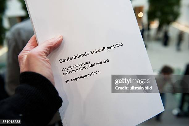 Bundeskanzlerin Angela Merkel, CSU-Chef Horst Seehofer und SPD_Chef Sigmar Gabriel stellen in einer Pressekonferenz in der...