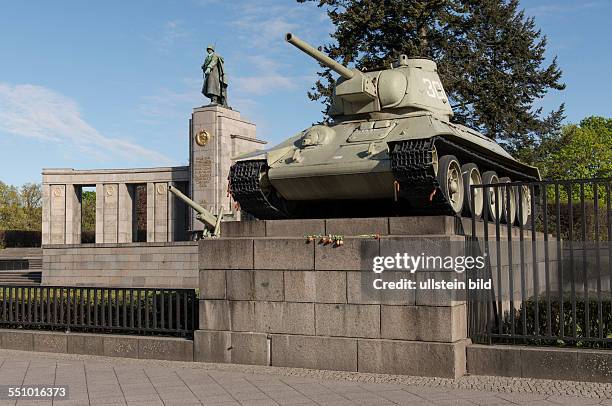 Das Sowjetische Ehrenmal an der Straße des 17. Juni in Berlin-Tiergarten. Es wurde am eingeweiht. Das Zentrum des Ehrenmals besteht aus einer  zur...