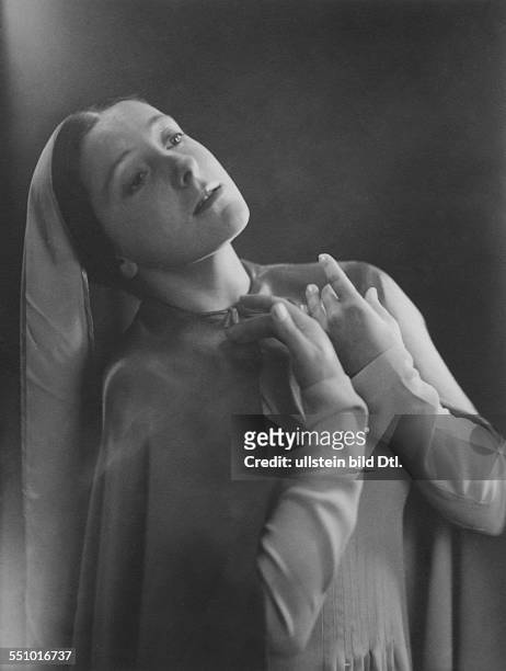 Portrait of the dancer Emma Lackner, dressed in a nun dress - ca. 1939 - Photographer: Bauer - Published by: 'Stern' 11/1939 Vintage property of...