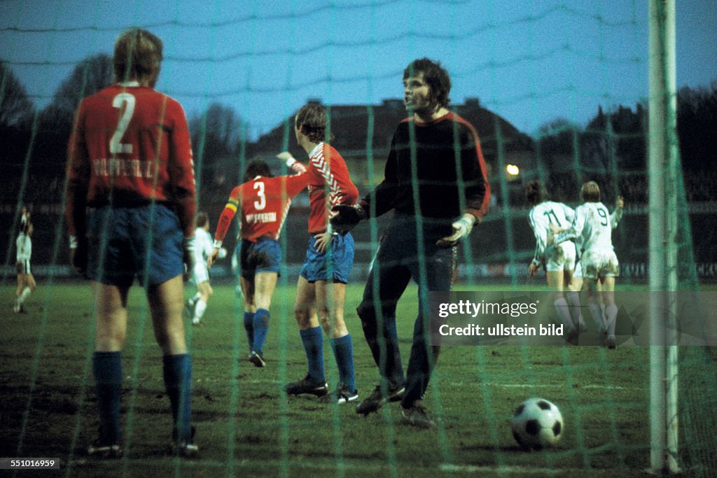 Football, Bundesliga, 1974/1975, Stadium am Zoo, Wuppertaler SV versus Borussia Moenchengladbach 1:5, Jupp Heynckes (MG) No.11 scores a goal for 1:2, keeper Ulrich Gelhard (WSV) is beaten