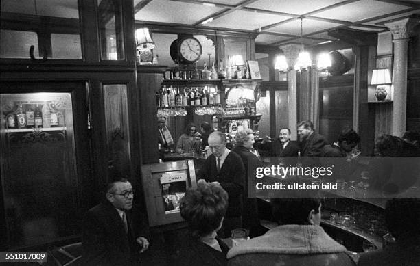London im Jahre 1961. Menschen im Pub