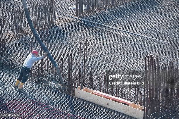 Rege Baustellentätigkeit auf dem Gelände der Grossbaustelle Humboldtforum am Schlossplatz in Berlin. Bauarbeiter, Bagger, Krane und Hebezeuge,...