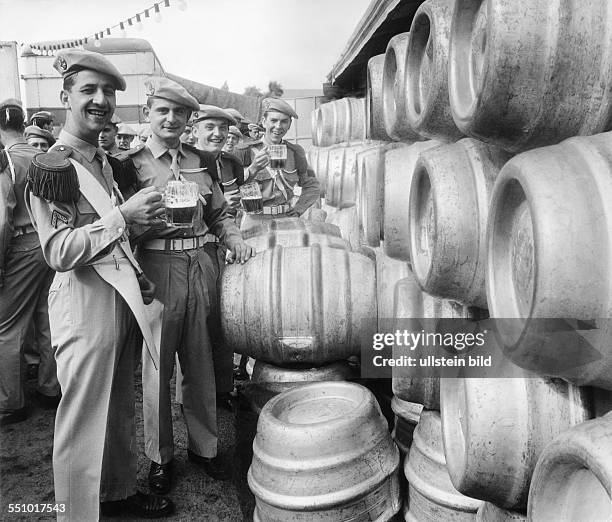 Französische Soldaten trinken Bier