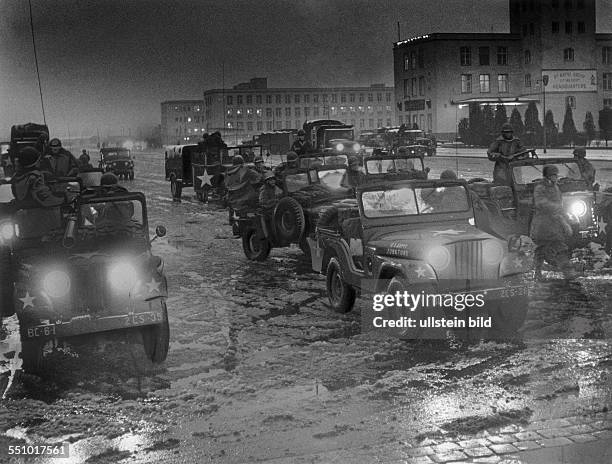 Berlin, Alliierte, USA, Einheiten der amerikanischen Armee rücken aus der Kaserne McNair - Barracks in Lichterfelde zu einem Manöver aus