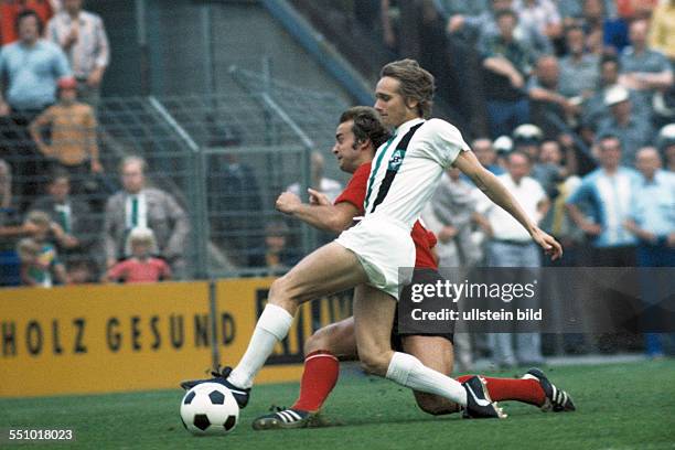 Football, Bundesliga, 1974/1975, Stadium am Boekelberg, Borussia Moenchengladbach versus Hamburger SV 1:3, scene of the match, Klaus Winkler left and...