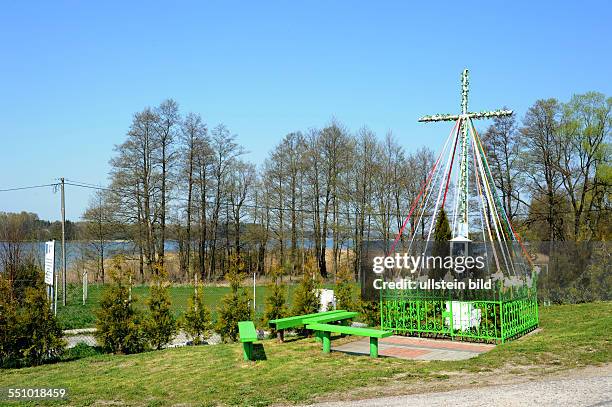 Osterbrauch - Zu Ostern geschmücktes Kreuz in der polnischen Ortschaft Kretowiny nahe der Stadt Morag