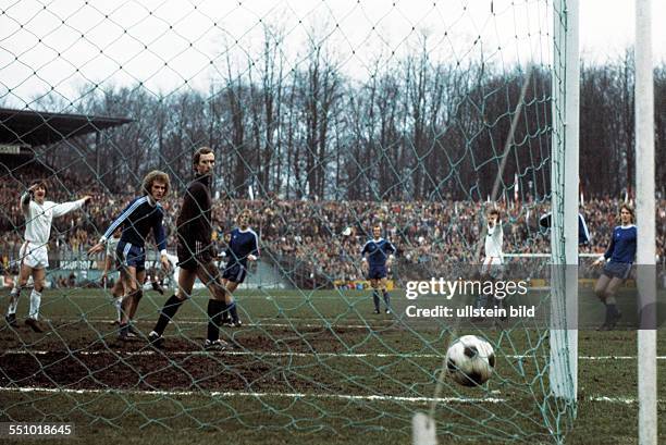 Football, Bundesliga, 1974/1975, Radrennbahn Muengersdorf, 1. FC Cologne versus Hertha BSC Berlin 2:1, Heinz Flohe scores a goal for 2:0, f.l.t.r....