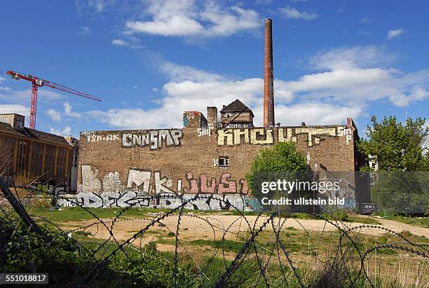 Der Eigentuemer hatte die dort lebenden Fluechtlinge aufgefordert am um 09 Uhr die Eisfabrik-Ruine zu verlassen. Der jetzige Investor fuer die...