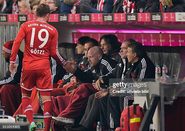 Mario Goetze klatsch nach seiner Auswechslung bei Matthias Sammer ab waehrend dem Fussball Bundesliga Spiel FC Bayern Muenchen gegen Schalke 04 am...