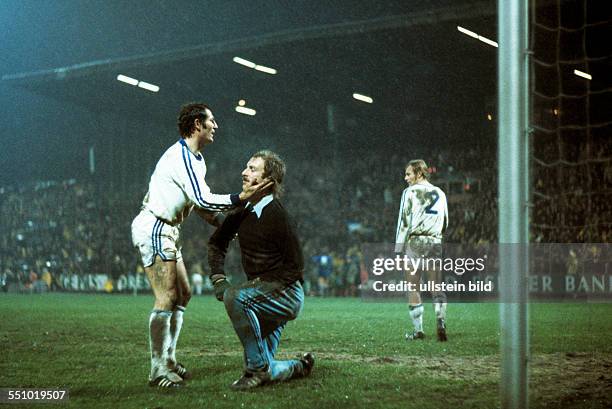 Football, Bundesliga, 1974/1975, Stadium an der Castroper Strasse, VfL Bochum versus Hertha BSC Berlin 4:0, team captain Ludwig Mueller consoling...