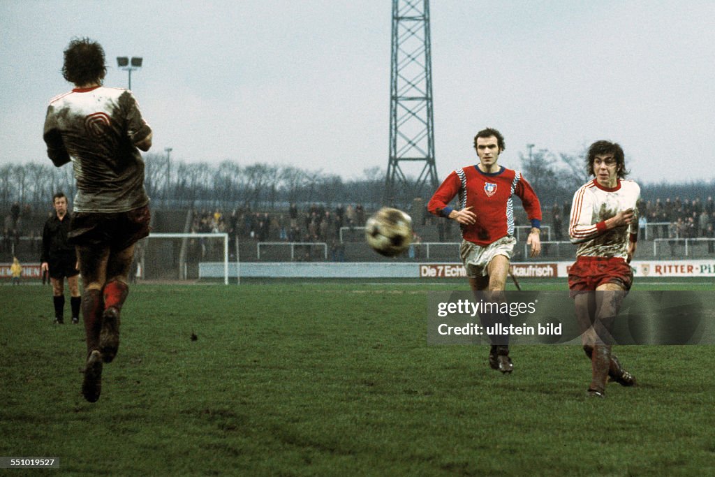 Football, 2. Bundesliga Nord, 1974/1975, Niederrheinstadion, Rot Weiss Oberhausen versus FC Bayer 05 Uerdingen 1:3, shot on goal by Willi Quasten (RWO) right, left besides Heinz Mostert (Bayer)