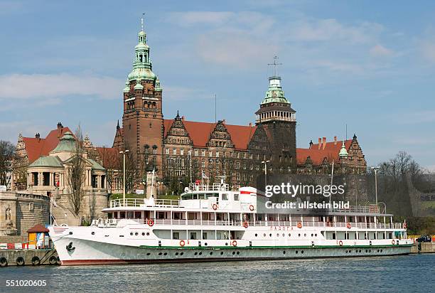 Das russische Passagierschiff " Ladoga " liegt an den Hakenterrassen an der Westoder in Stettin . Das bekannteste Bauensemble in Stettin wurde nach...