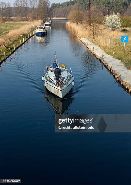 Sportboote fahren auf dem Grossen Peetschsee bei Diemitz.