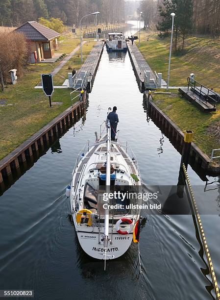 Sportboote fahren in die Schleuse in Diemitz.