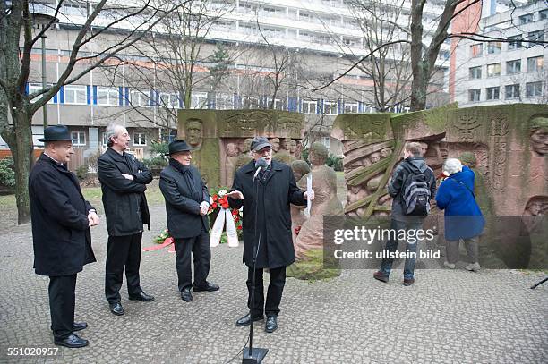 Mit einem stillen Gedenken, sich anschliessendem Marsch zur Rosenstrasse, Reden und Gesängen am Denkmal, sowie einem Zeitzeugengespräch im...