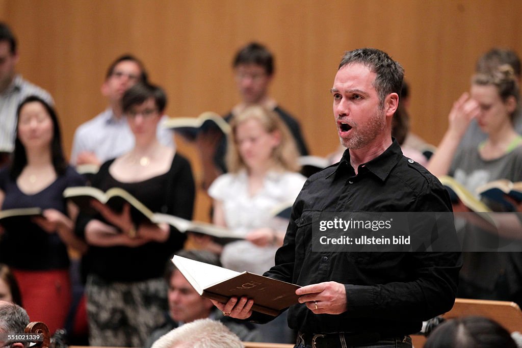Deutsche Dirigent Markus Stenz leitet das Gürzenich-Orchester Köln in der Philharmonie Köln