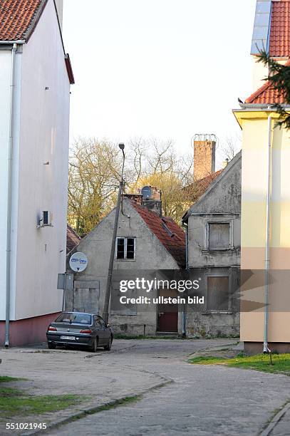 Historische verfalle Wohnhäuser in der polnischen Stadt Morag