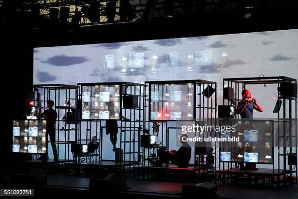 Luna Park, Musiktheater von Georges Aperghis Musiker-Schauspieler, die physisch voneinander abgeschnitten sind, treten allein über Videoscreens,...