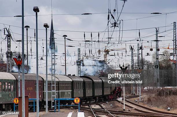 Der Traditionszug der Dampflok-Freunde Berlin e.V. Auf einer Geburtstagsfahrt um Berlin. Gezogen werden die historischen Wagen von der...