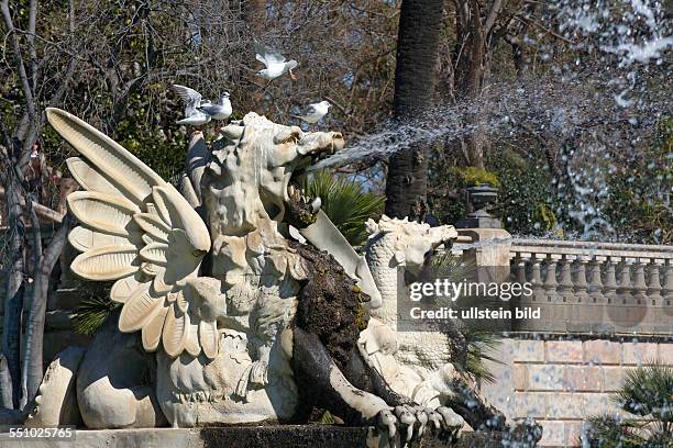 Wasserspeiende Drachen von Antoni Gaudi am Font de la Cascada , im Parc de la Ciutadella in Barcelona, Katalonien, Spanien, Europa