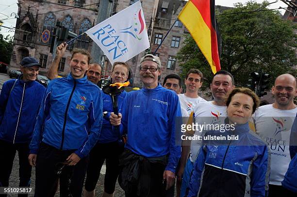 Saarbrücken. Die Europastaffel des PeaceRun 2014 erreichte am Mittwochabend in strömendem Regen die Saarländische Landeshauptstadt. 10 Läufer kamen...