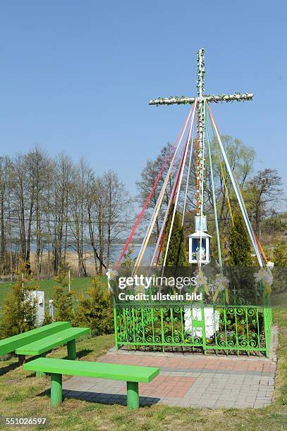 Osterbrauch - Zu Ostern geschmücktes Kreuz in der polnischen Ortschaft Kretowiny nahe der Stadt Morag