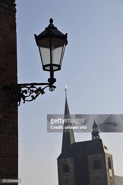 Historische Straßenlaterne und Blick auf die Marktkirche, aufgenommen in Quedlinburg am 14. März 2014.