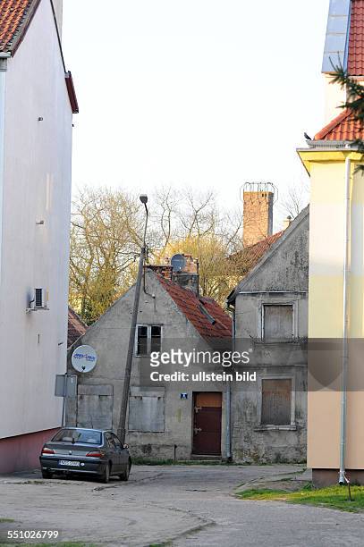 Historische verfalle Wohnhäuser in der polnischen Stadt Morag