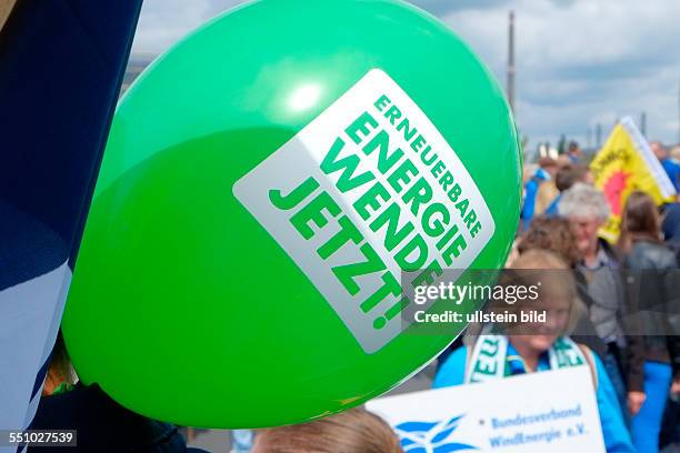 Demonstration unter dem Motto ENERGIEWENDE NICHT KENTERN LASSEN in Berlin , Luftballons Erneuerbare Energiewende jetzt!